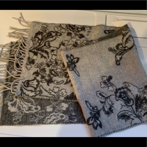 Super soft reversible scarf - Picture 1 of 4